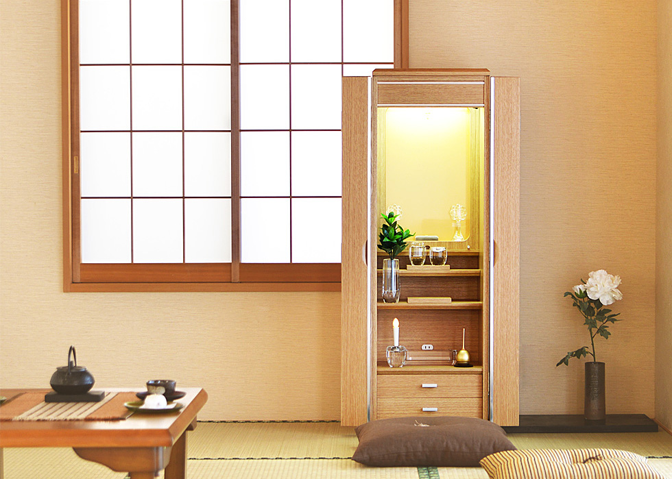アルミ素材の鋭い輝き！お部屋のスペースを気にせず設置ができる家具調仏壇